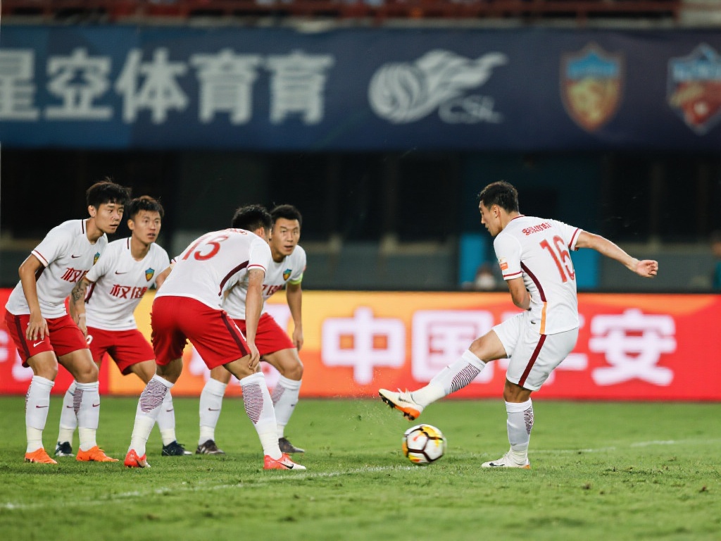 权健任意球战术在星空体育中的深度解读 (权健任意球战术在星空体育中的深度解析与策略探讨) 权健队的任意球战术并非单纯依赖球员的个人能力,而是